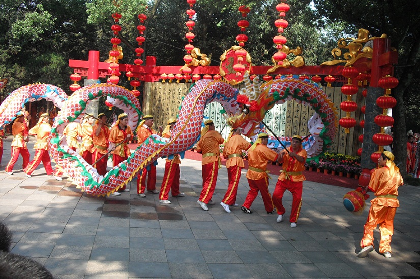 Danza del dragone durante la festa di mezzo Autunno su Cinesespresso
