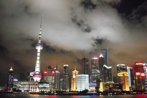 Visione della skyline di Shanghai di notte su Cinesespresso