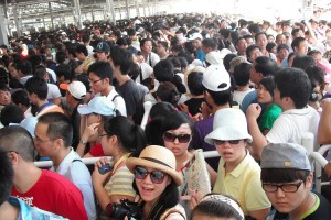 un mare di persone in attesa di prendere parte ad un evento a Shanghai su cinesespresso
