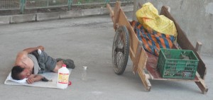 La povertà in Cina - Un uomo ed i suoi pochi averi