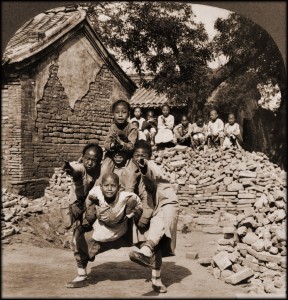 Bambini nella missione della scuola di Pechino, quando ancora avere fratelli era possibile e l'abbandono di minori nelle zone rurali non era un evento eccezionale - 1902 - Foto di https://www.flickr.com/photos/ralphrepo_photolog/ via Flickr