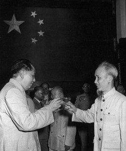 Un perfetto Esempio di Guanxi, il brindisi tra i due capi di stato Mao Zedong ed Ho chi min, dove il secondo posiziona il bicchiere leggermente più in basso rispetto al primo, come segno di rispetto. Di manhhai via Flickr