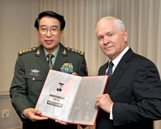 Nella foto: Xu Caihou ad un incontro con Robert Gates nel 2009